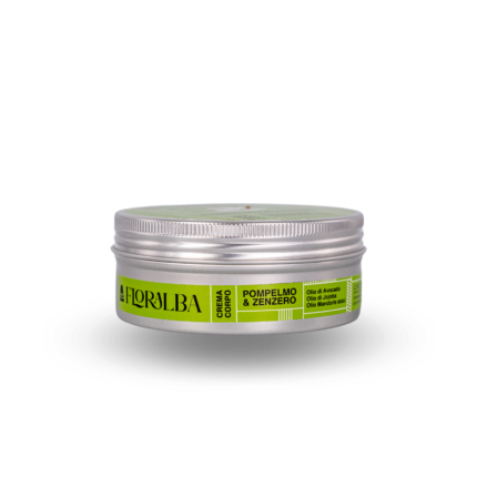 Ingredienti: AQUA, PERSEA GRATISSIMA OIL.STEARIC ACID, GLYCERIN, SIMMONDSIA CHINENSIS SEED OIL, PRUNUS AMYGDALUS DULCIS OIL,GLYCERYL STEARATE, CETEARYL ALCOHOL,CETEARETH-25,HETHYLHEXYLGLYCERIN, POTASSIUM SORBATE, SODIUM PHYTATE, PARFUM, LIMONENE, HEXYL CINNAMAL, LINALOOL, CITRONELLOL. Indicazioni fisiologiche (claims): L'Olio di Mandorle Dolci, ammorbidisce e idrata in profondità. L'Olio di Jojoba regola la produzione di sebo, rendendolo ideale per tutti i tipi di pelle. L'Olio di Avocado stimola la rigenerazione cellulare e migliora l'elasticità, lasciando la pelle tonica e vellutata. L'unione di questi tre oli dà vita a una crema versatile. nutriente e dal rapido assorbimento, ideale anche per pelli sensibili. Perfetta come crema dopo il bagno, offre una sensazione di freschezza e vitalità. Il suo aroma energizzante stimola la concentrazione e riduce la stanchezza mentale, donando un boost di energia e buon umore con un pizzico di vivacità speziata. Modo d'uso: Spalmare la crema e massaggiare sulle zone interessate fino a completo assorbimento